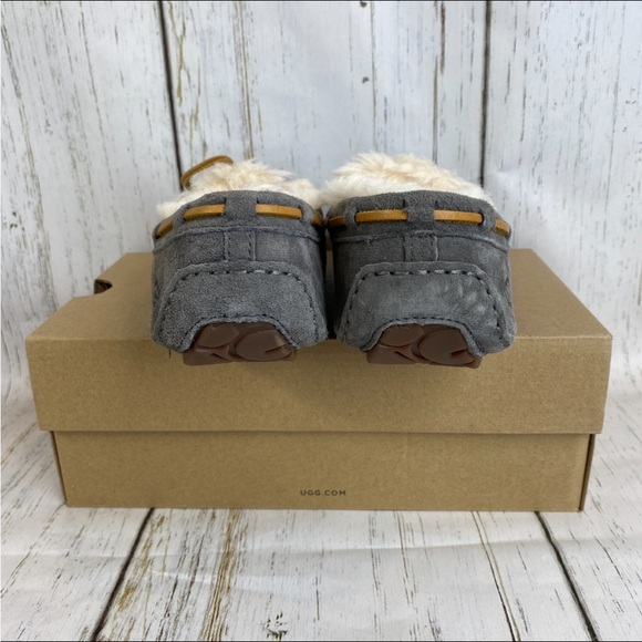 NEW Women’s ugg Dakota fur slippers pewter grey size 5 - Picture 6 of 14
